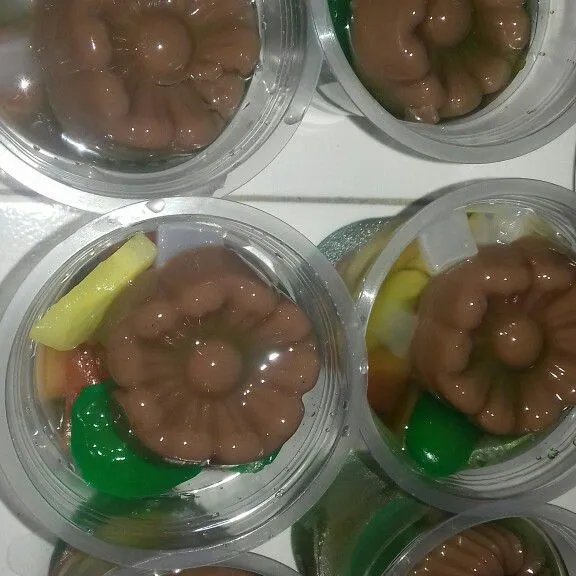 Bahan pudding: rebus 1 ltr air,masukkan 1 kaleng kental manis coklat dan agar2.aduk hingga mendidih.angkat dan masukkan dlm cetakan.tunggu hingga dingin.