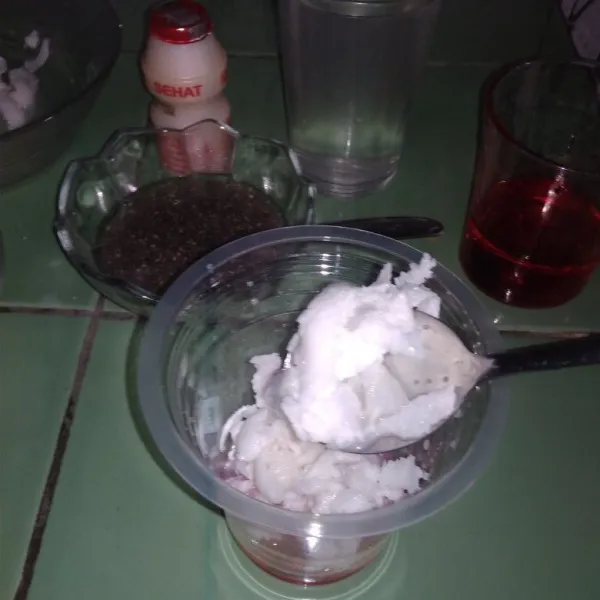 Siapkan gelas tuang sirup, kelapa muda.
