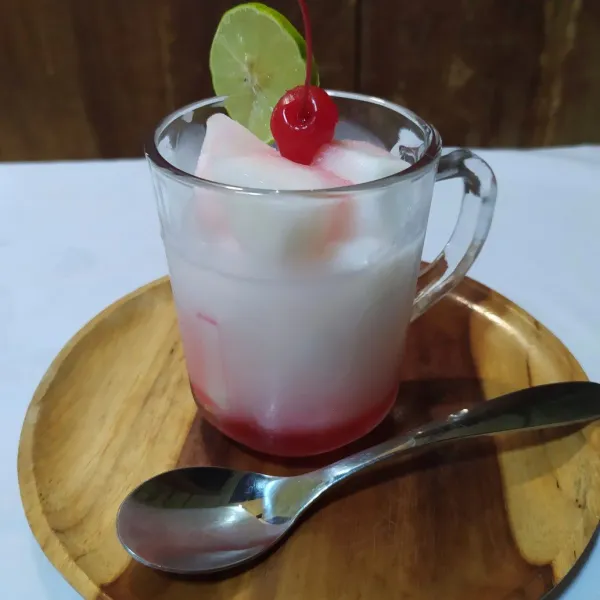 Tuangkan air nata de coco dan sirup cocopandan, sajikan.