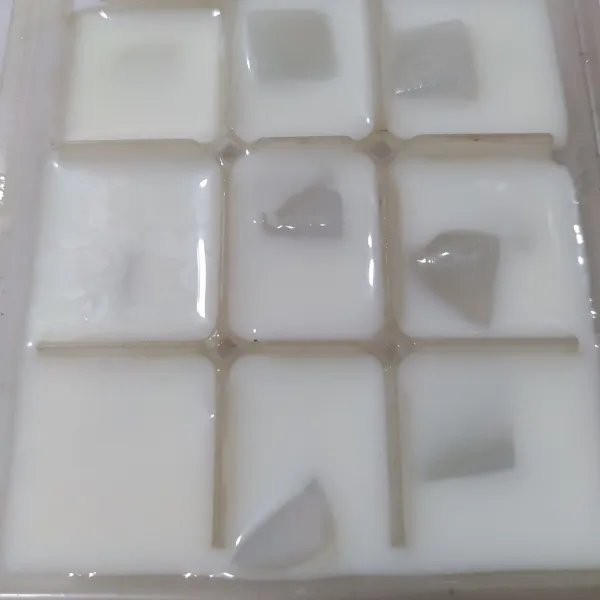 Tuangkan susu di atasnya, bekukan.