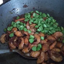 Setelah udang matang, masukkan pete lalu aduk sebentar saja agar pete masih tetap renyah, matikan api kompor dan angkat.