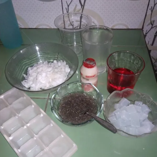 Siapkan bahan, biji selasih direndam dengan air panas,kelapa muda diserut.