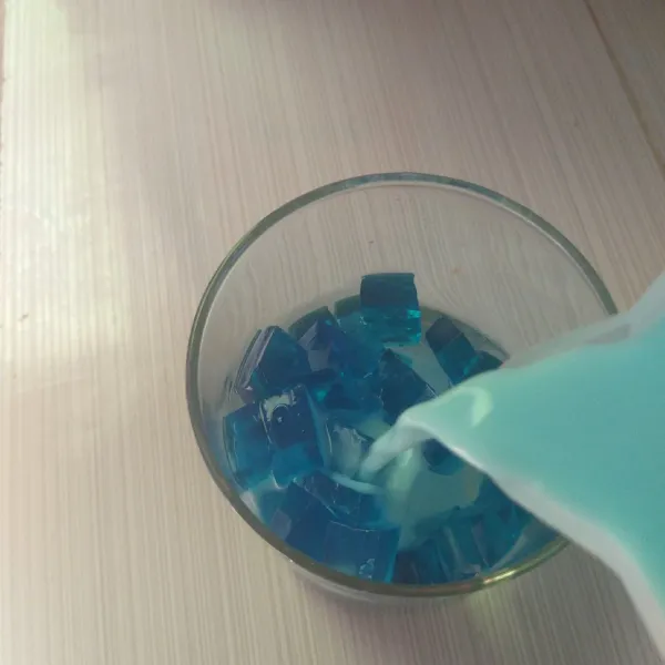 Tuang es kocok sampai gelas agak penuh.