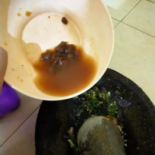 Tambahkan air asam, air gula merah, garam, dan penyedap rasa. Aduk hingga rata.