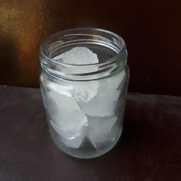 Masukkan es batu ke dalam jar atau gelas saji.