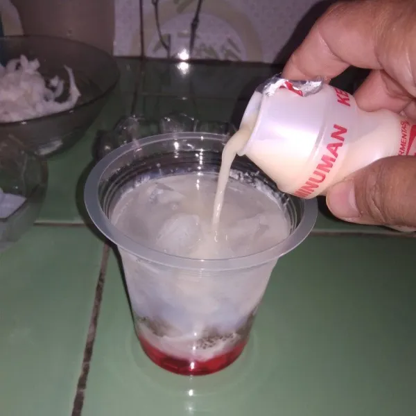 Tambahkan es batu lalu tuang yakult, aduk siap disajikan.
