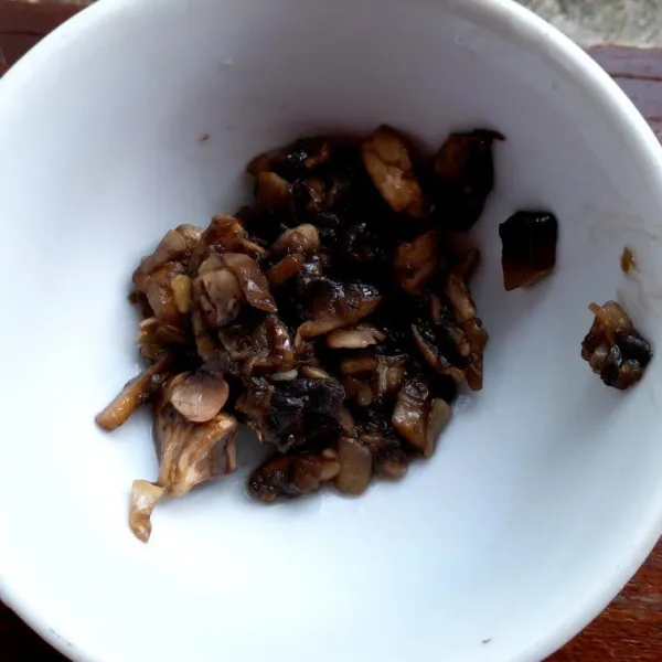 Tuang olive oil lalu tumis jamur champignon cincang, beri sejumput lada bubuk, aduk sebentar dan angkat.