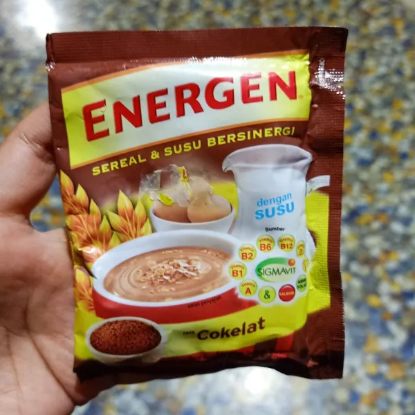 Siapkan bubuk cereal Energen.