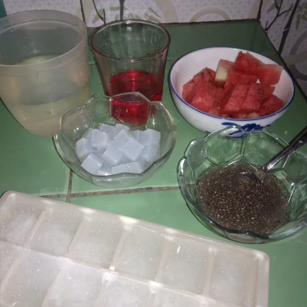 Siapkan bahan, semangka dipotong kecil, chia seeds direndam air hangat.