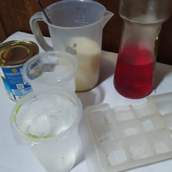 Campus SKM putih dengan air mineral, aduk rata.