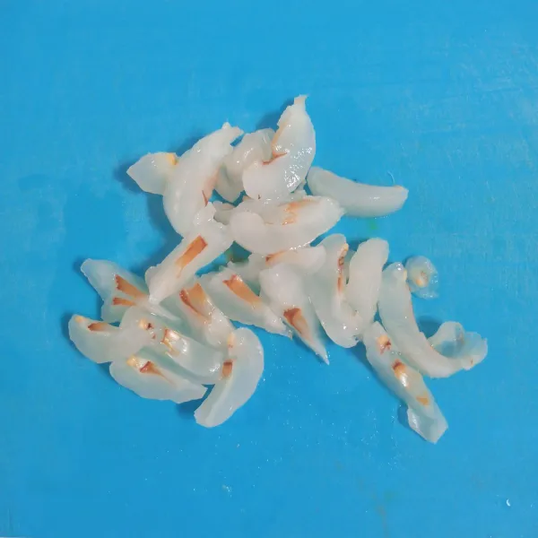 Kupas leci. Buang bijinya. Kemudian potong-potong.