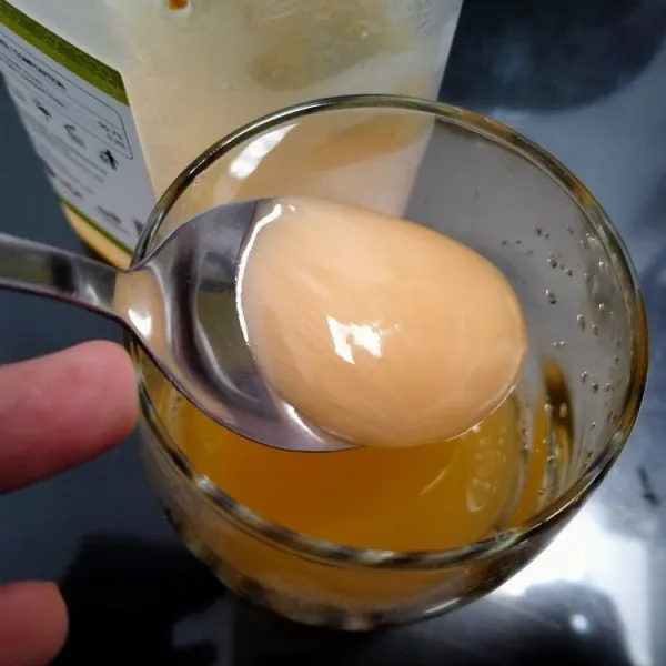 Peras jeruk dan masukkan dalam gelas. Lalu masukkan madu. Aduk hingga tercampur.