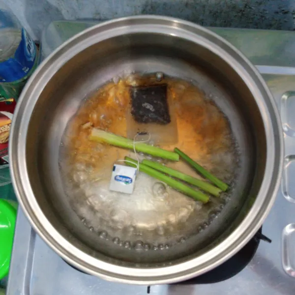 Masukkan teh kantong. Aduk rata. Matikan api. Biarkan sampai dingin.