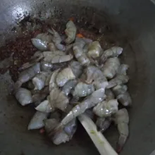 Masukkan udang lalu tumis kembali hingga udang matang.