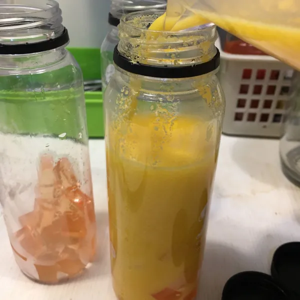 Tuang agar jelly dan susu mangga ke dalam botol. Simpan dalam lemari es. Mango jelly drink siap diminum ketika dingin. Selamat mencoba.