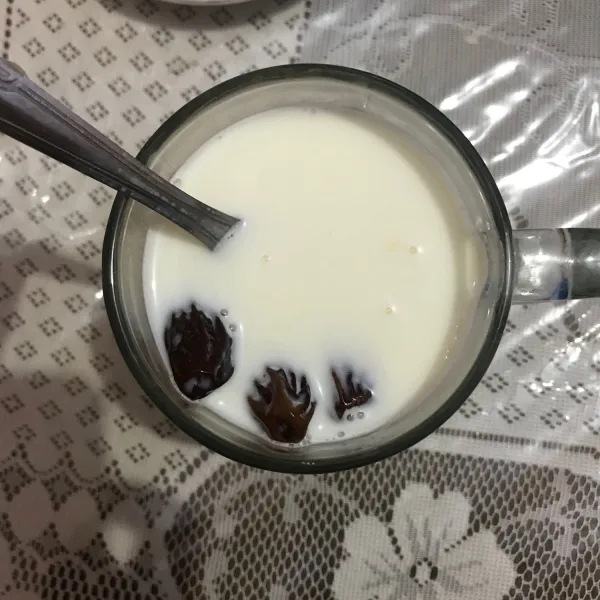 Kupas kurma, sehingga tidak ada bijinya lalu rendam kurma di dalam gelas yang berisi susu.
