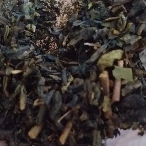 Seduh Green Tea dan gula dengan air panas (bila suka manis, bila tidak suka gula bisa di lewat)