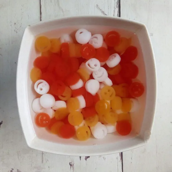 Tiriskan jelly siap pakai dari airnya, kemudian bilas dengan air matang.