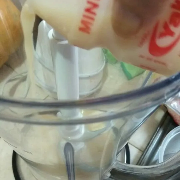 Tuang yakult ke dalam blender.