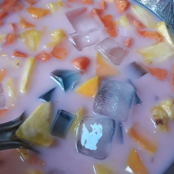 Tambahkan es batu. Es buah nata de coco siap disajikan.