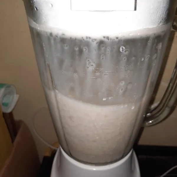 Jelly diblender sebentar saja dan jangan terlalu lembut, supaya masih terasa tekstur jellynya.
