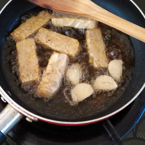 Potong tempe agak tipis , goreng bersama bawang putih.