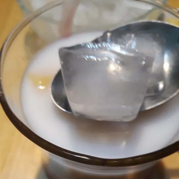 Masukkan es batu sesuai selera.