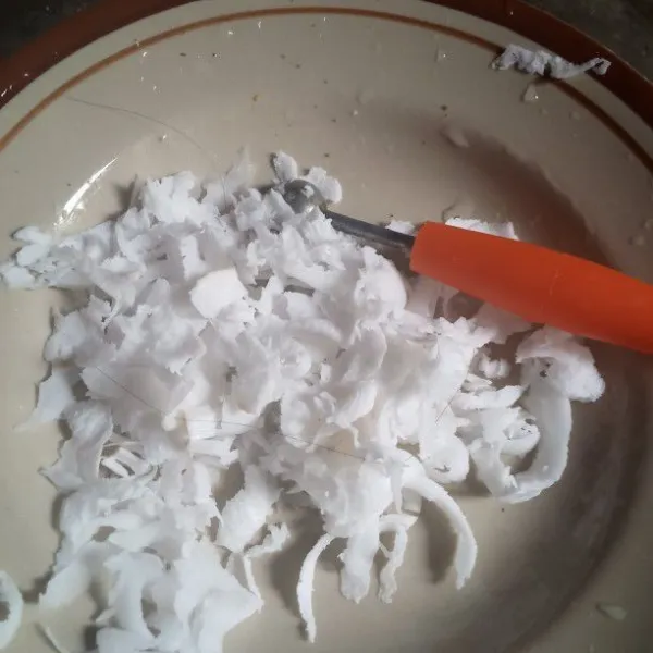 Keruk kelapa sampai habis.
