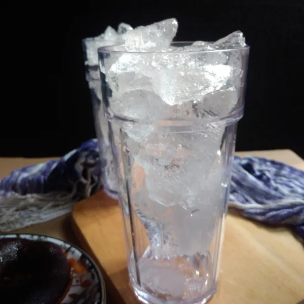 Tuangkan kedalam gelas yang sudah berisi es batu. Sajikan.