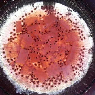 Siapkan nata de coco, selasih dan es batu.