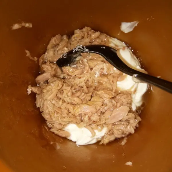 Campurkan tuna, vinegar, gula, dan mayonaise.