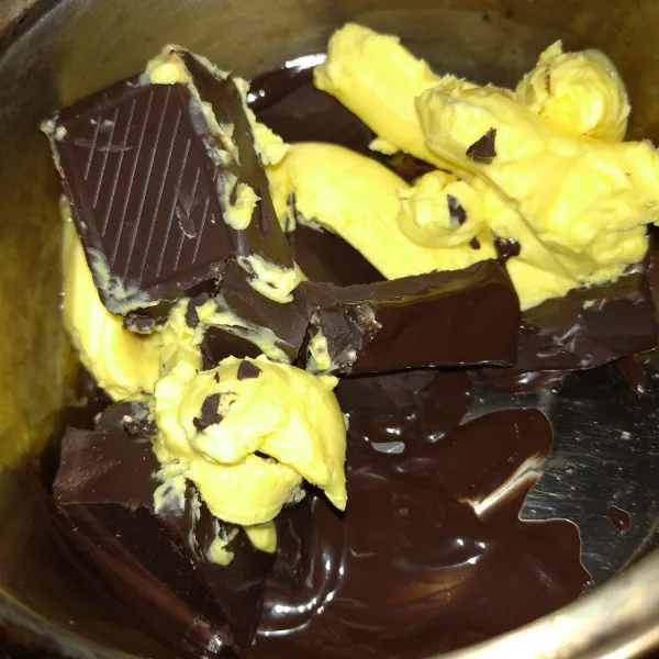 Lelehkan cokelat batang dan margarine kemudian sisihkan.