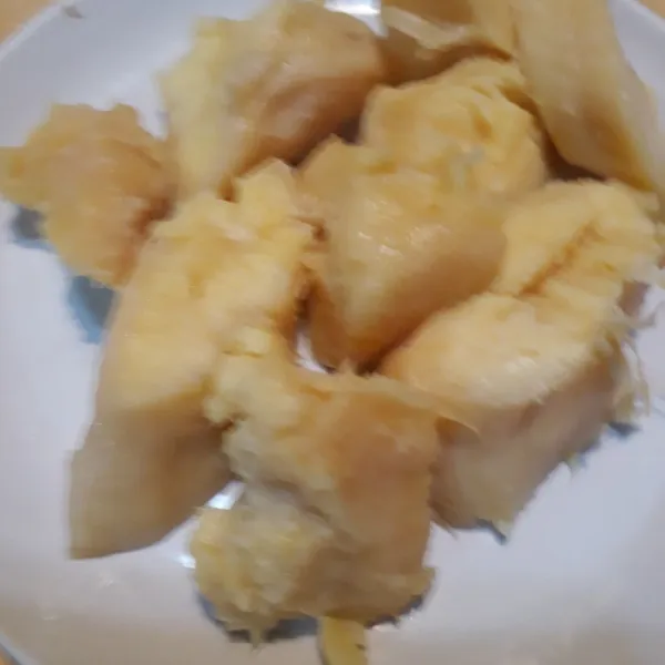 Potong-potong tape singkong.