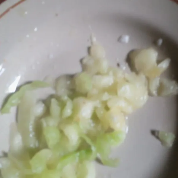 Keruk buah melon sampai habis.