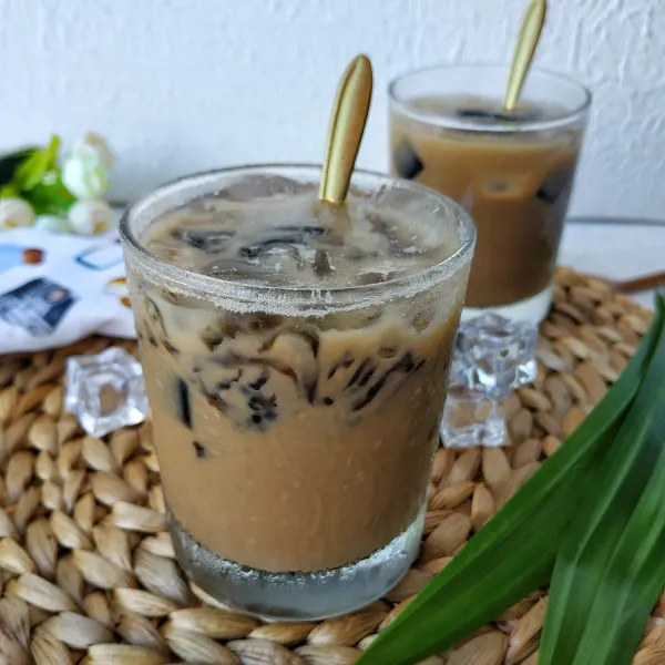 Tambahkan susu kental manis, jelly dadu dan jelly serut,aduk rata,sajikan