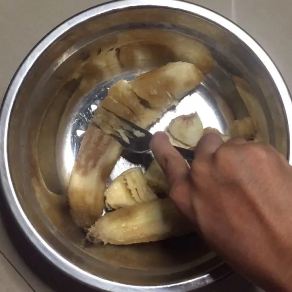 Tumbuk pisang dengan garpu hingga halus.