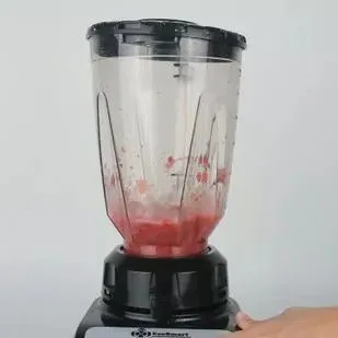 Masukkan potongan buah, coklat, gula,  dan es batu ke dalam blender.  Sisihkan beberapa potong buah stroberi untuk menghias minuman.