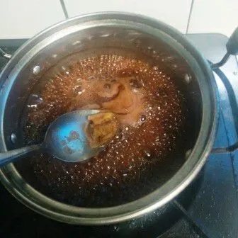 Masak jahe, gula, kopi dengan 300 ml air hingga mendidih, biarkan dingin.