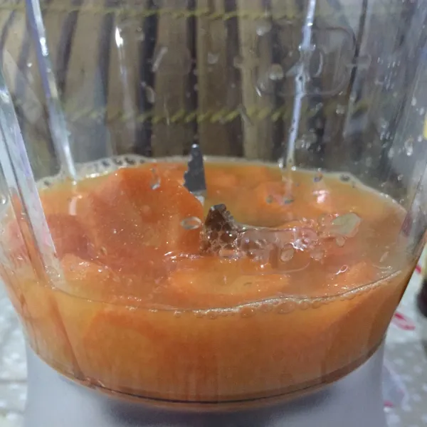 Masukkan wortel dan air jeruk ke dalam blender lalu blender sampai halus.