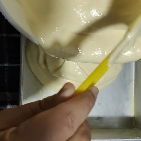 Tuang adonan dalam cetakan yang sudah dikasih mentega dan tepung.
