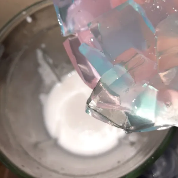 Campur es batu dan yakult, blender hingga es hancur. Tambahkan potongan jelly, blender kembali.