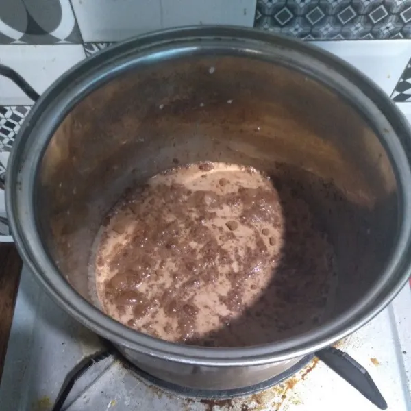 Lalu masak dengan api sedang sambil di aduk agar merata sampai mendidih .. kemudian tunggu sampai susunya dingin