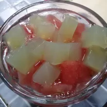 Lalu tuang 100 ml air soda.