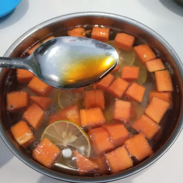 Siapkan wadah. Masukkan pepaya, jeruk nipis, nata de coco, biji selasih dan air dingin. Aduk rata, dan tambahkan madu.Kemudian  aduk rata lagi dan icip rasa, lalu sajikan