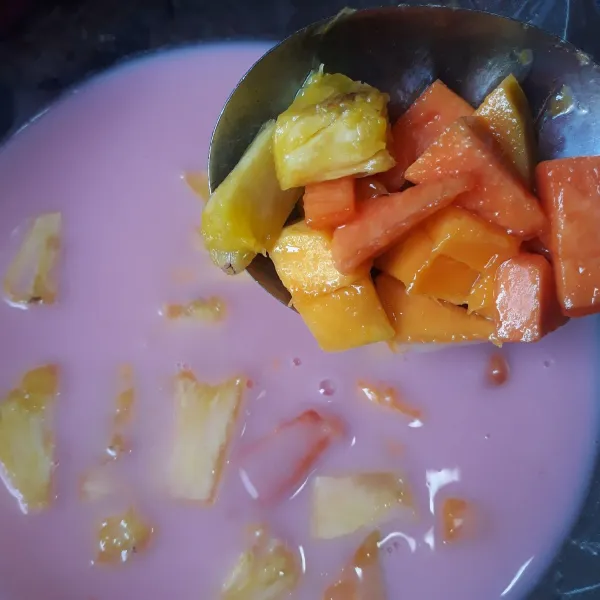 Masukkan potongan buah, nata de coco, dan jelly.