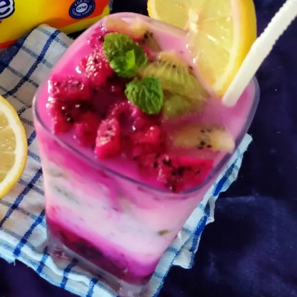 Tuang susu ultra lagi. Lalu taburi 1/potongan buah naga dan buah kiwi. Siap disajikan.