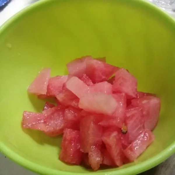 Siapkan potongan semangka, semangka dipotong sesuai selera mau dicetak boleh atau dipotong gitu boleh, disesuaikan selera saja.