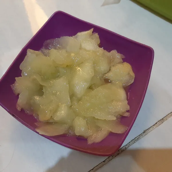 potong tipis-tipis melon menggunakan sendok
