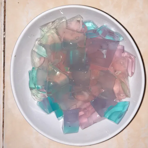Potong-potong jelly menjadi bagian yang lebih kecil-kecil.