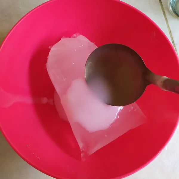 Letakkan es batu utuh di dalam baskom. Tuang satu sendok sayur adonan jelly. Lakukan hingga adonan jelly habis. Sisihkan.